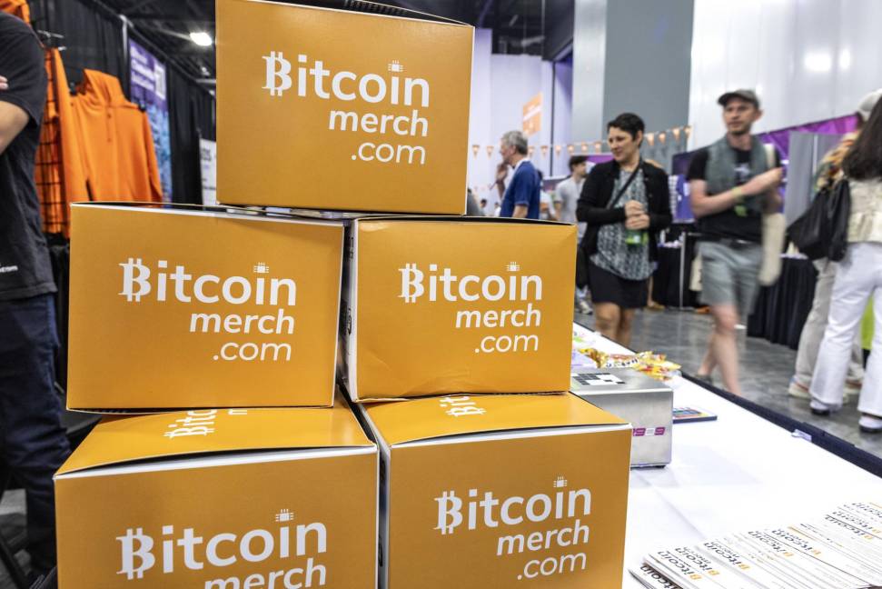 $!Las personas asisten a la conferencia Bitcoin 2023 en el Centro de Convenciones de Miami Beach en Miami Beach, Florida.