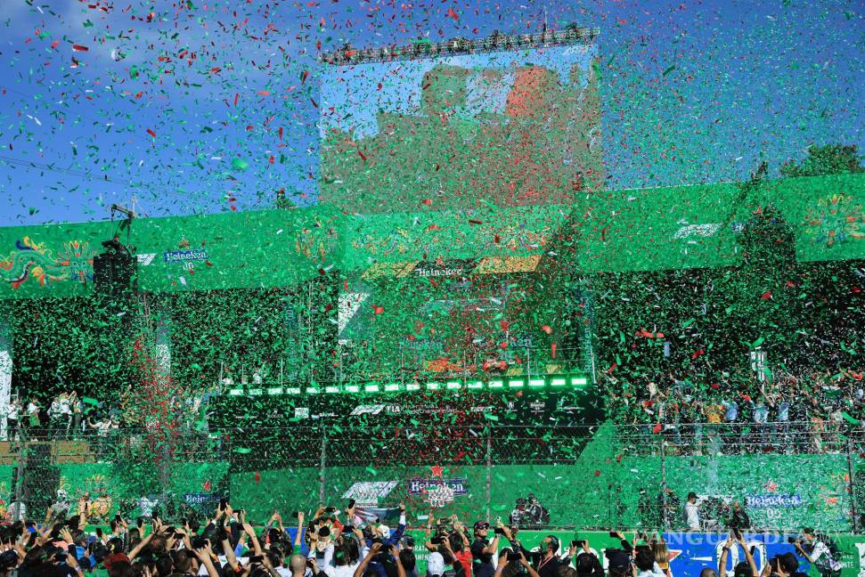 $!Aficionados celebran durante la premiación en el Gran Premio de Fórmula Uno de México que se realiza en el Autódromo Hermanos Rodríguez en Ciudad de México. EFE/David Guzmán González