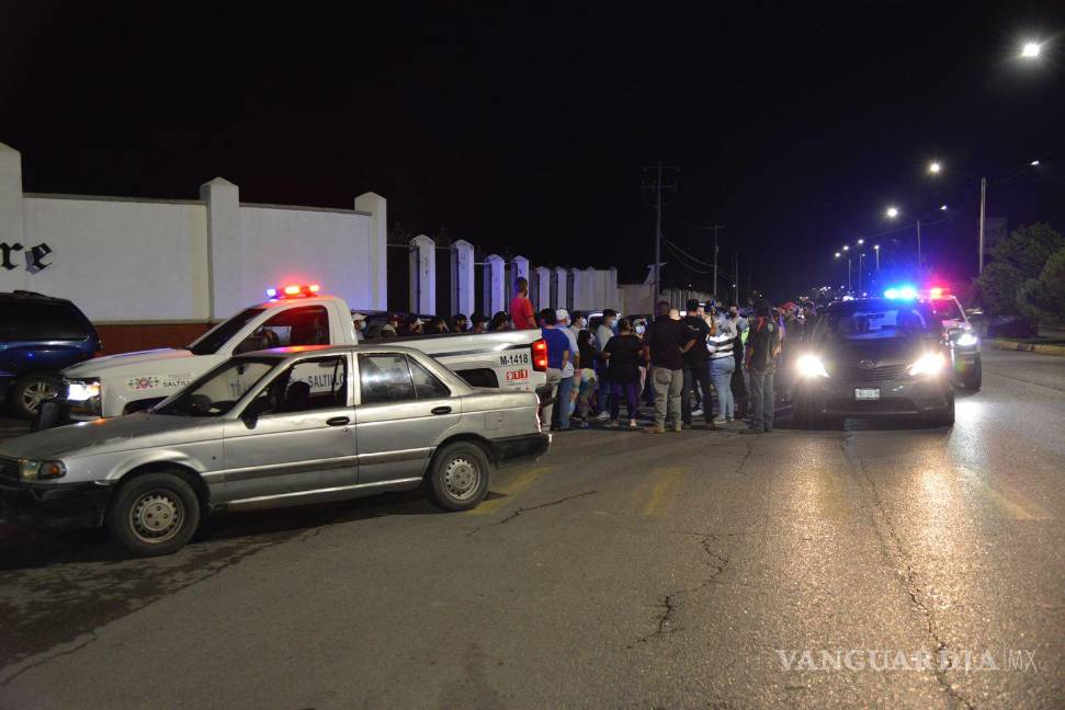 $!En Saltillo, largas filas previo al último día de vacunación antiCOVID