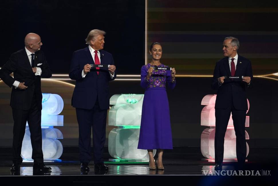 $!La presidenta Claudia Sheinbaum posa junto a sus homónimos durante el sorteo de la Copa Mundial FIFA 2026.