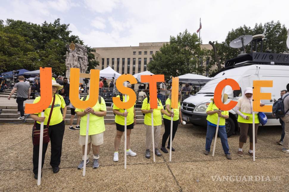 $!Un pequeño grupo de manifestantes se reúne frente a la entrada del Palacio de Justicia de los Estados Unidos, en Washington.