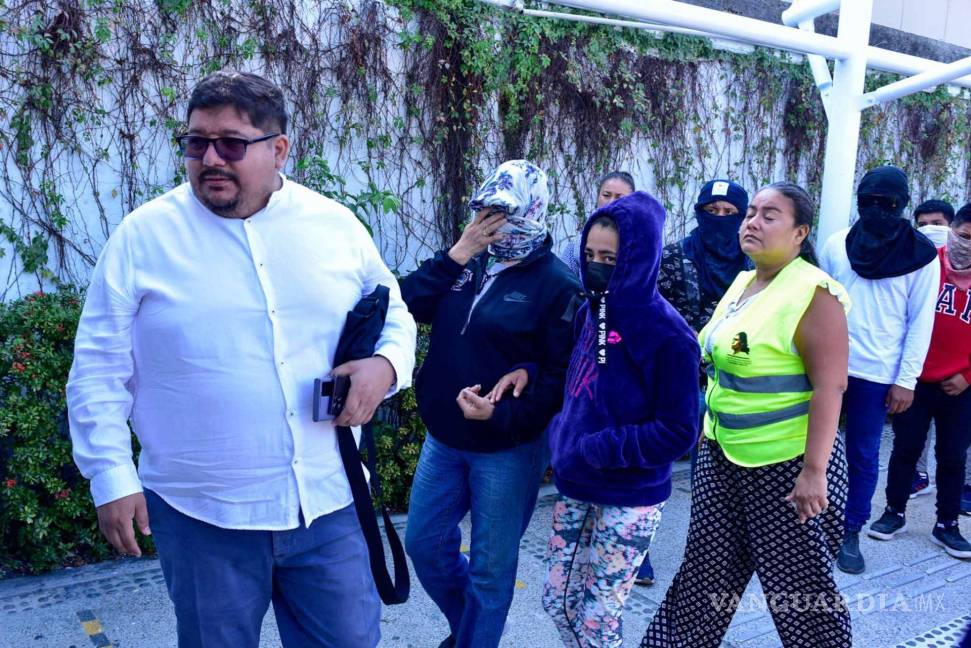 $!La madre del normalista Yanqui Khotan Gómez Peralta durante su llegada a la audiencia del Poder Judicial de la Federación en Acapulco, en donde Normalistas de la Escuela Normal Rural de Ayotzinapa realizaron un mitin a las afueras.