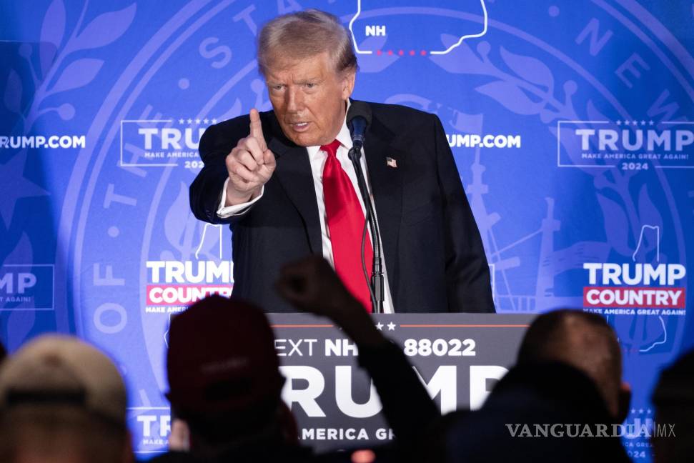 $!El expresidente estadounidense Donald J. Trump habla durante un mitin de campaña en Portsmouth, New Hampshire.