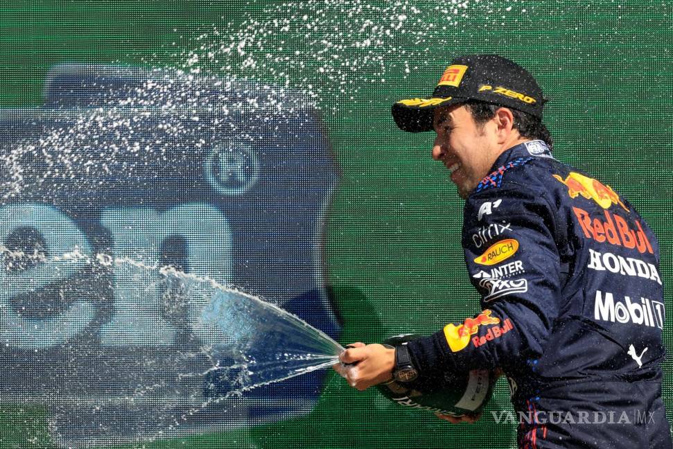 $!El mexicano Sergio Pérez de Red Bull celebra al ganar el tercer lugar en el Gran Premio de Fórmula Uno de México que se realiza en el Autódromo Hermanos Rodríguez en Ciudad de México. EFE/Carlos Ramirez