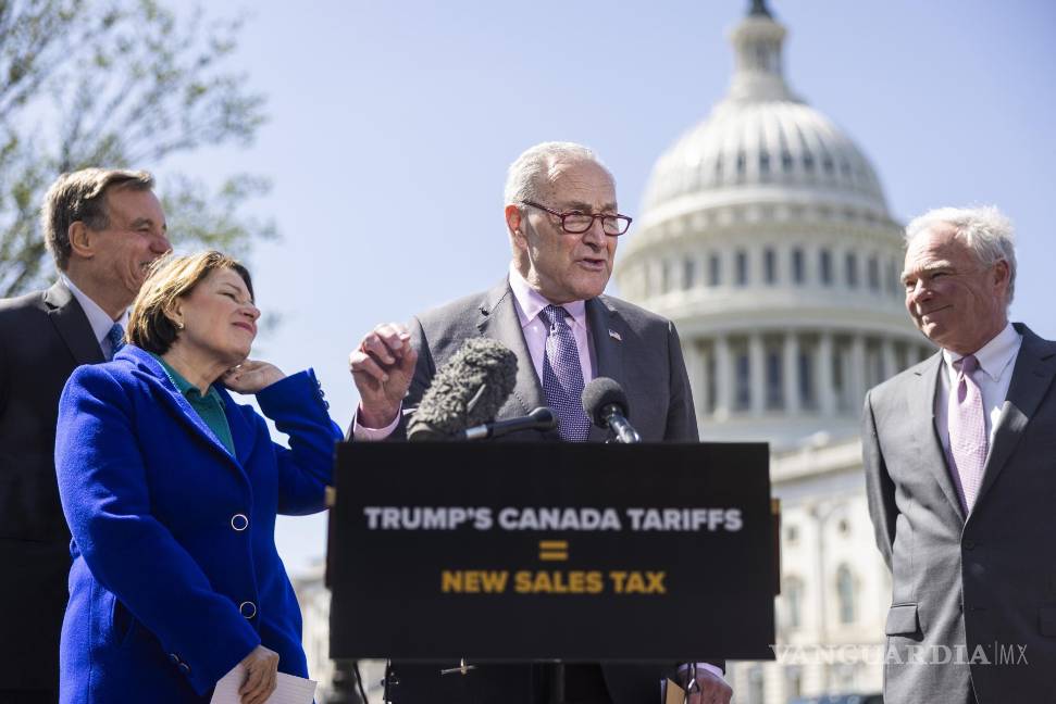 $!El líder de la minoría demócrata en el Senado, Chuck Schumer da una declaración a los medios sobre los próximos aranceles de Donald Trump frente al Capitolio.