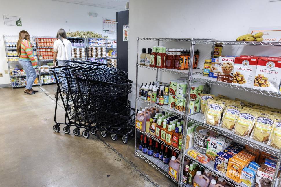 $!Clientes compran en el banco de alimentos Feeding South Florida en Pembroke Park, que enfrenta dificultades por el cierre del gobierno.