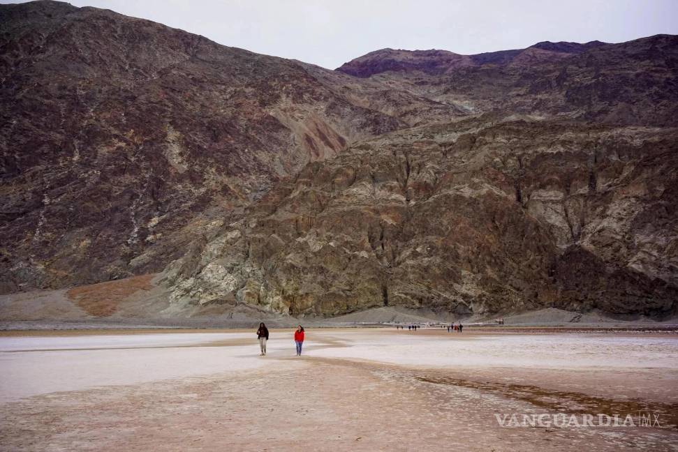 $!Fotografía cedida por el Servicio de Parques Nacionales (NPS) que muestra a personas caminando en el Parque Nacional del Valle de la Muerte.