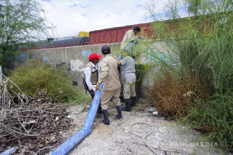 $!Se intensifican labores de desazolve en colonias de Torreón tras fuertes lluvias