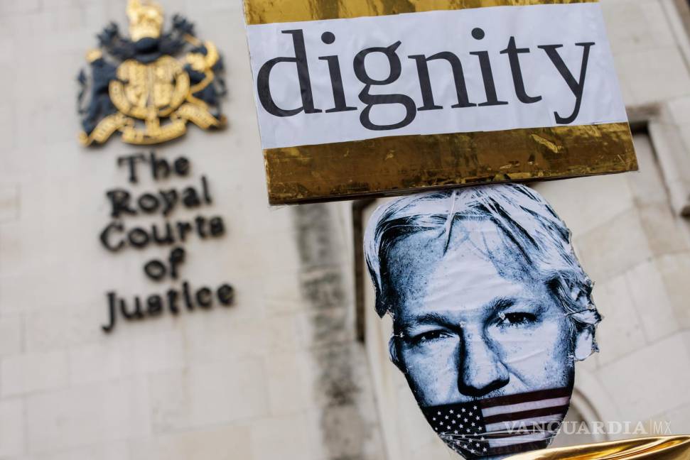 $!Activistas a favor de Assange protestan ante el Tribunal Real de Justicia antes de la vista de apelación de la extradición del fundador de WikiLeaks en Londres.