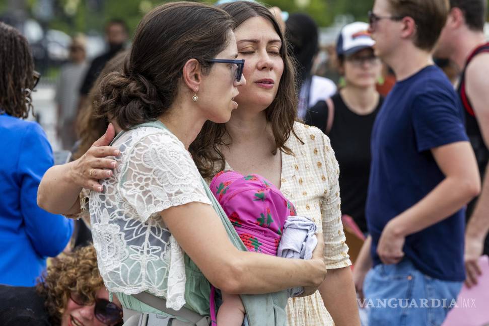 $!Activistas climáticos, junto con amigos y familiares de las víctimas de las inundaciones en Texas, en un homenaje a los niños fallecidos.
