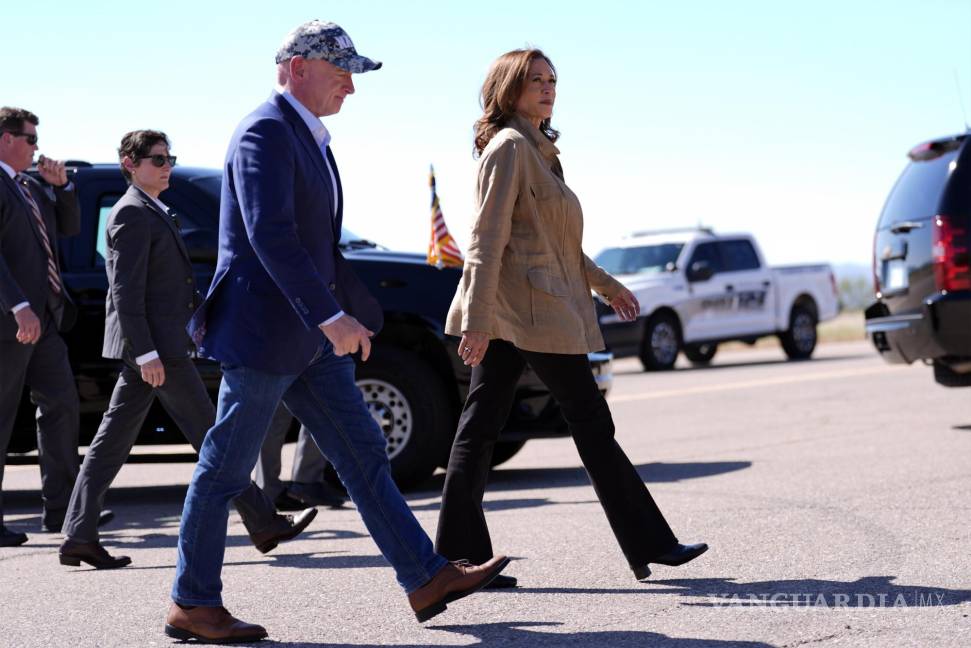 $!La candidata presidencial demócrata Kamala Harris, con el senador Mark Kelly, demócrata por Arizona caminan después de llegar a Douglas, Arizona