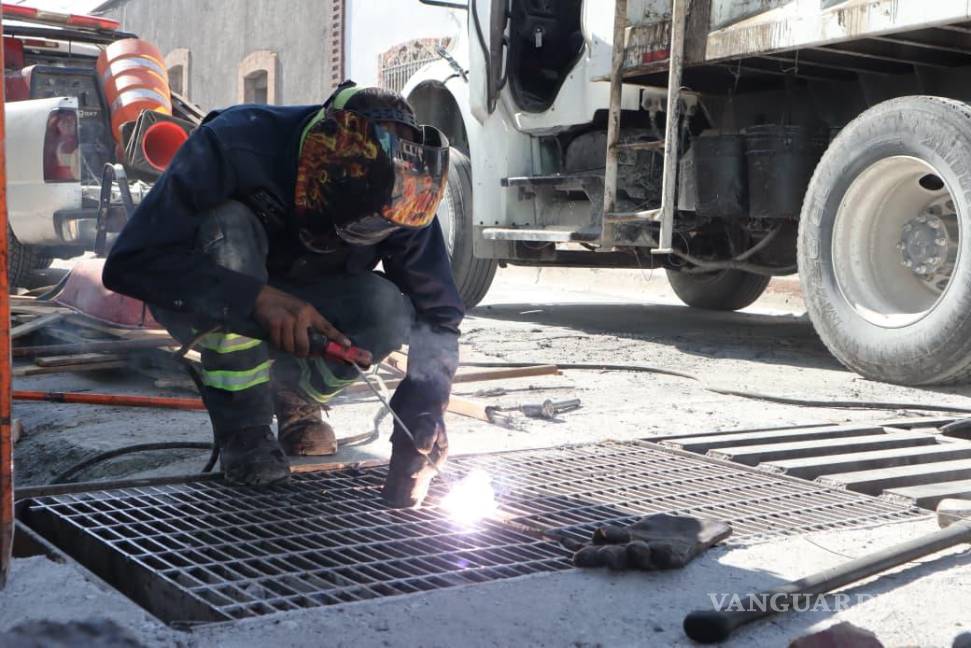 $!También se realizaron trabajos de reparación y limpieza de rejillas pluviales en el cruce de Álvaro Obregón y Luis Gutiérrez.