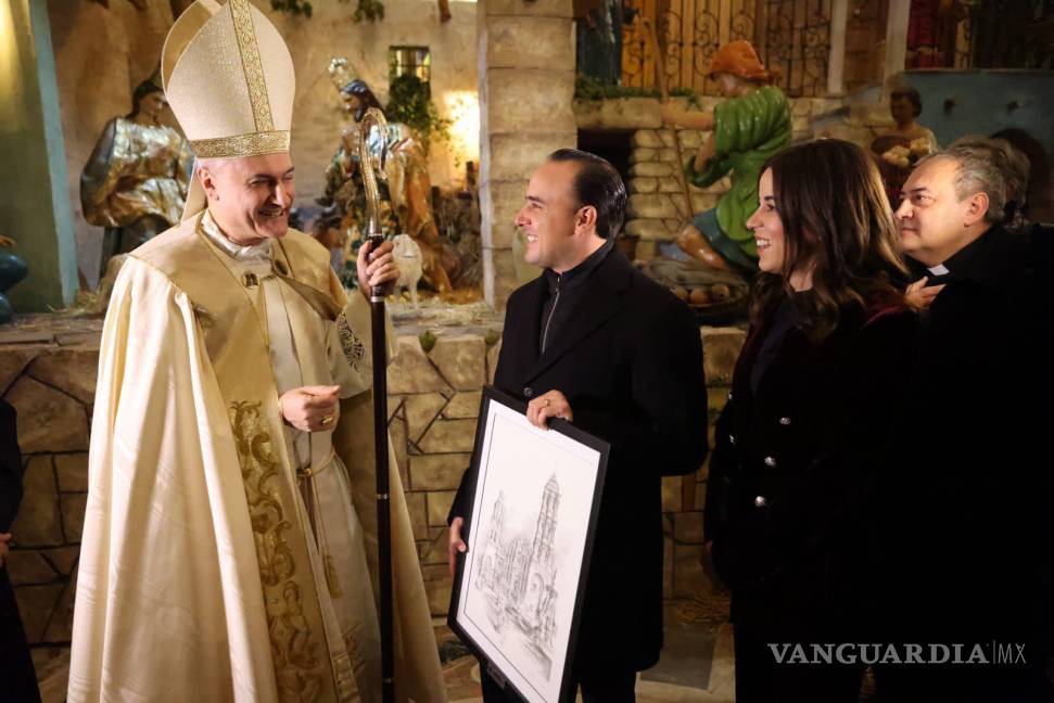 $!El Gobernador entrega un cuadro de la Catedral de Saltillo en el Vaticano.