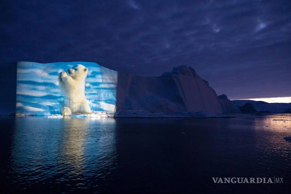 $!Imagen facilitada por Light Art Expeditions muestra un iceberg iluminado como parte de un proyecto del artista de la luz suizo Gerry Hofstetter como monumentos temporales al cambio climático, en el Ártico, en la costa oeste de Groenlandia. EFE/EPA/Frank Schwarbzbach/Light Art Expeditions