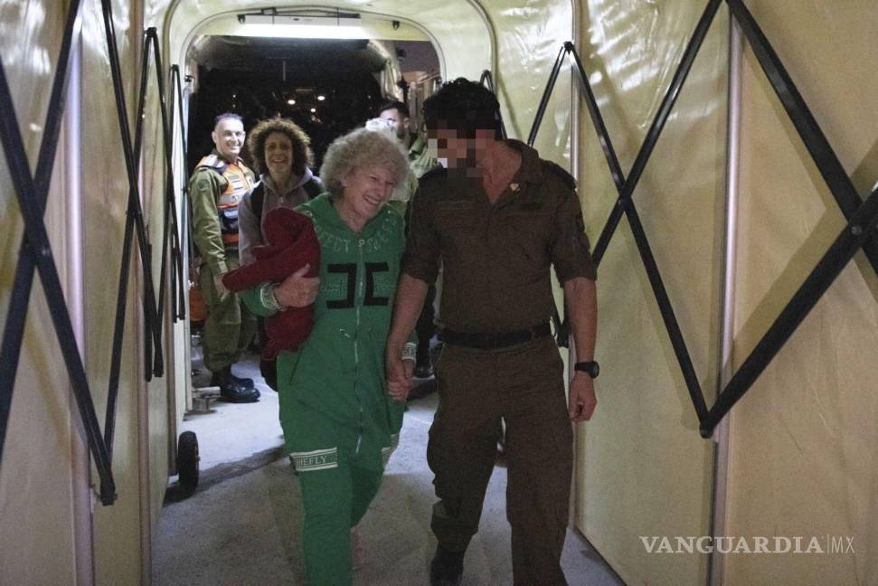 $!Ruth Munder, una rehén israelí liberada, camina acompañada por un soldado israelí poco después de su llegada a Israel, el viernes 24 de noviembre de 2023.