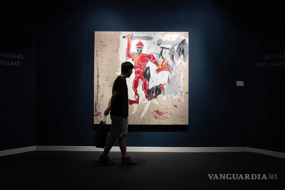 $!Un visitante mira ‘Sin título (Guerrero rojo)’ de Jean-Michel Basquiat. EFE/EPA/Jerome Favre