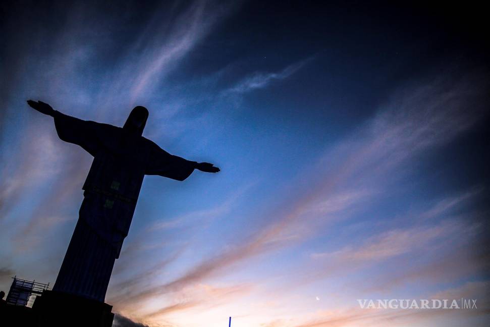 $!Fotografía de archivo fechada el 14 de abril de 2020 que muestra la estatua del Cristo Redentor, en Río de Janeiro (Brasil). EFE/Antonio Lacerda