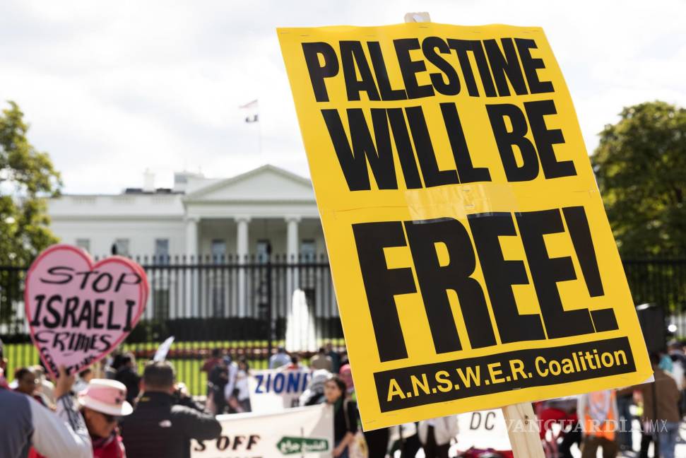 $!Personas que apoyan a los palestinos realizan una manifestación en la Avenida Pennsylvania frente a la Casa Blanca en Washington, DC.