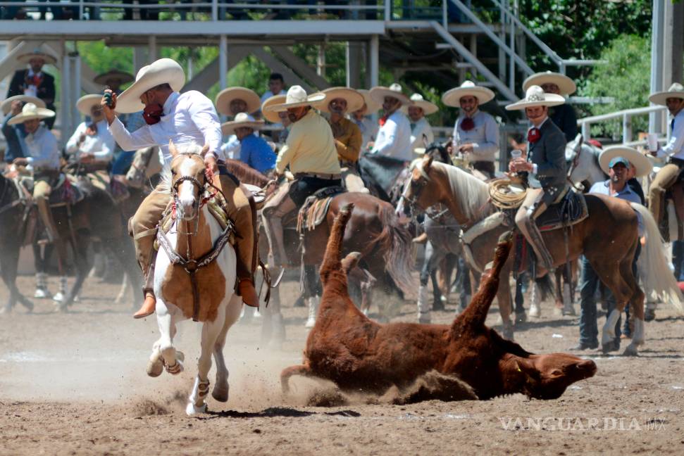 $!Charros se lucen con las suertes