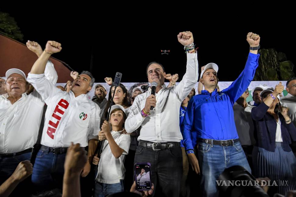 $!Los dirigentes nacionales de PRI, PAN y PRD acompañaron a Manolo Jiménez en el festejo.