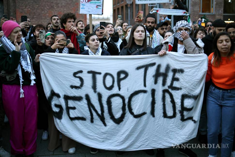 $!Activistas sostienen una pancarta que dice “Detengan el genocidio” durante una manifestación en solidaridad con los palestinos en Berlín, Alemania.