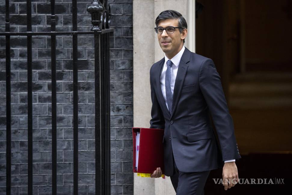 $!El primer ministro británico, Rishi Sunak, sale de su residencia oficial en el número 10 de Downing Street.