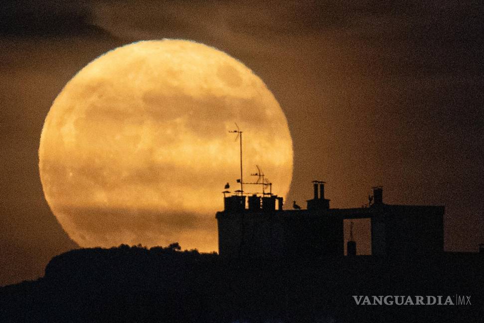 $!La luna llena se eleva sobre Marsella, en el sur de Francia. Durante un fenómeno conocido como la “ Strawberry Moon”.