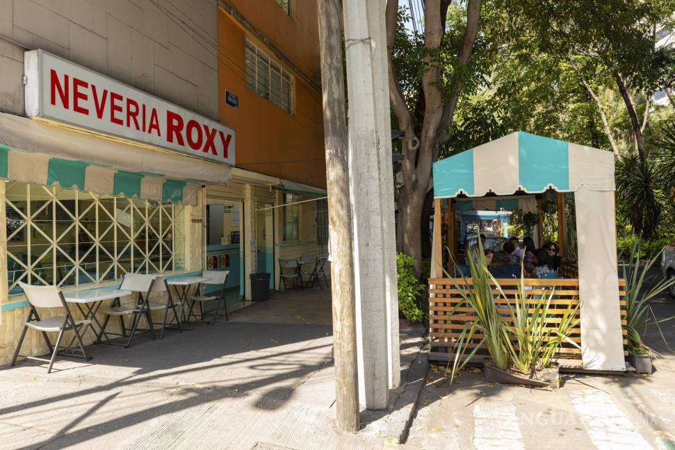 $!La Nevería Roxy original en Condesa, cuyos toldos retro de color verde azulado transportan inmediatamente a los visitantes a 1946, cuando abrió por primera vez.