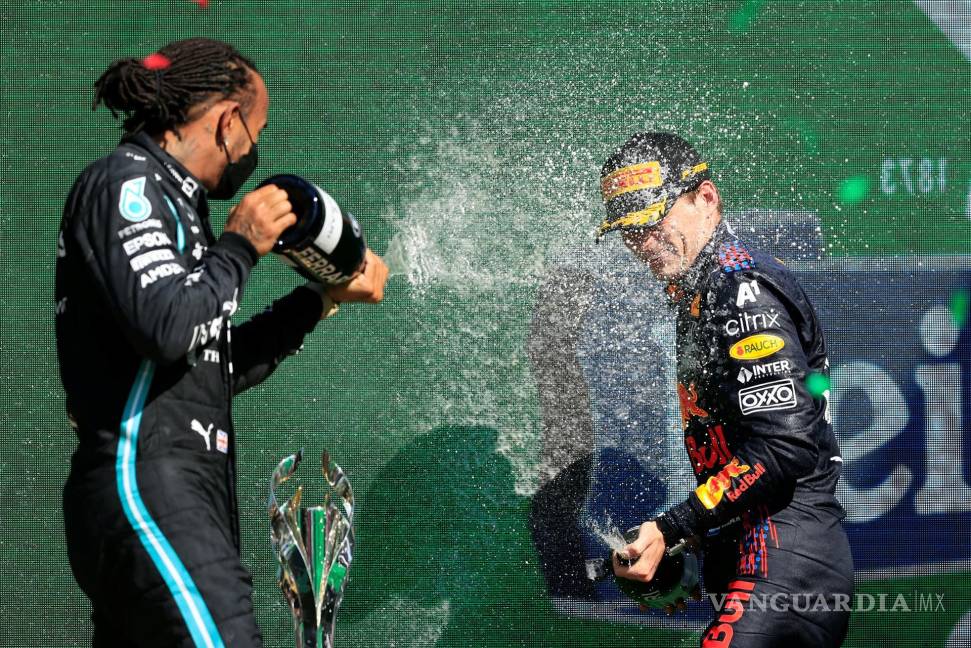 $!El holandés Max Verstappen (d) de Red Bull celebra con el británico Lewis Hamilton de Mercedes (segundo lugar) al ganar en el Gran Premio de Fórmula Uno de México que se realiza en el Autódromo Hermanos Rodríguez en Ciudad de México. EFE/Carlos Ramirez