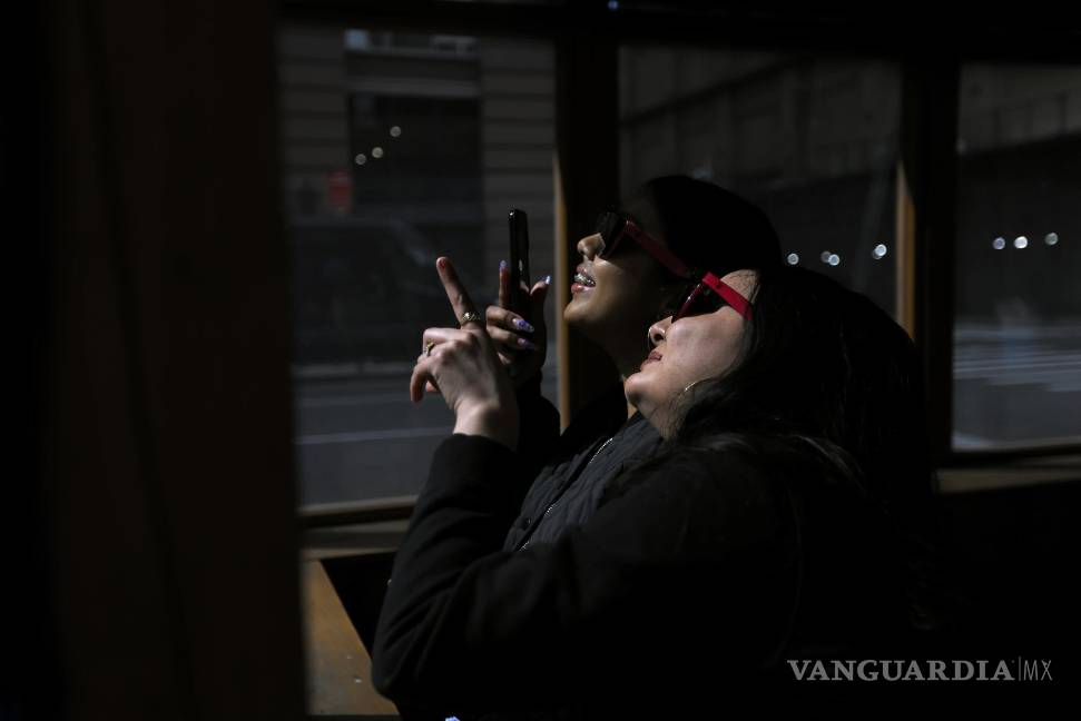 Así cautiva, maravilla y asombra el eclipse solar desde Mazatlán hasta la isla de Terranova (fotos)