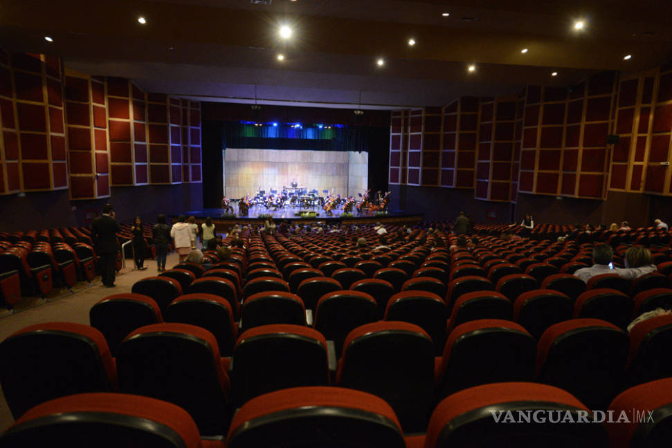 $!La Orquesta Filarmónica del Desierto de Coahuila recibe reconocimiento durante segundo concierto