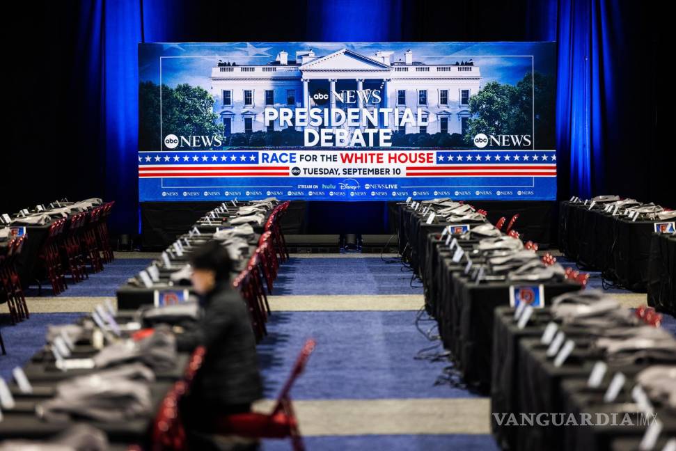 $!Un cartel que anuncia el próximo debate presidencial entre Donald Trump y Kamala Harris en el archivo de prensa del debate en Filadelfia.