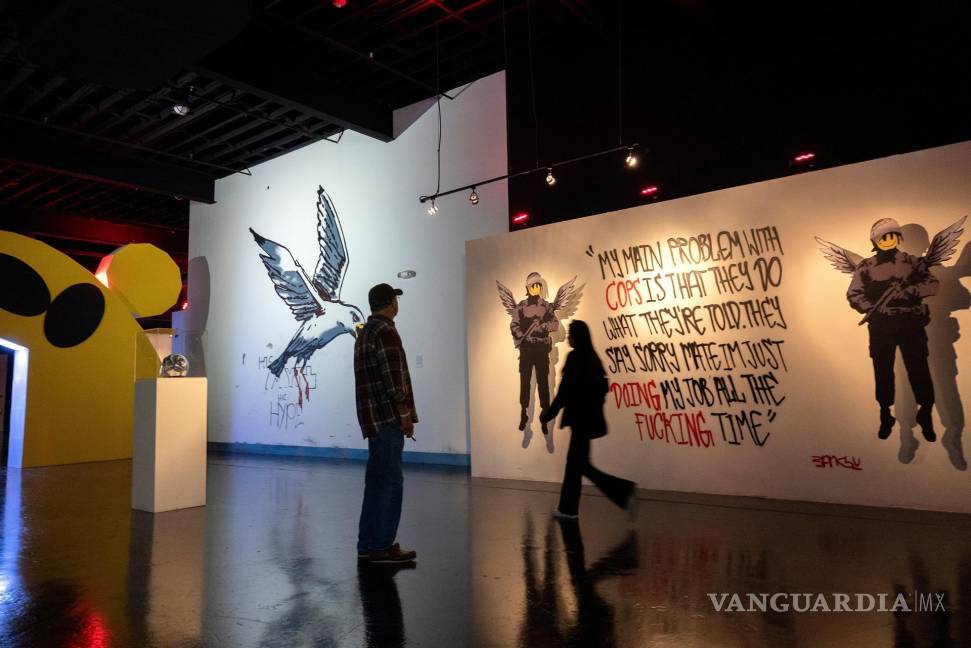 $!La gente visita la exposición ‘El arte de Banksy: sin límites’ en los estudios Ice Palace en Miami, Florida. EFE/EPA/Cristobal Herrera-Ulashkevich