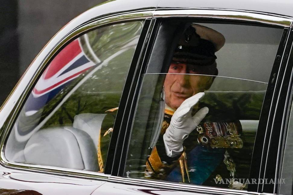$!El rey Carlos III saluda mientras lo llevan a la Abadía de Westminster para el funeral de su madre, la reina Isabel II, en el centro de Londres.