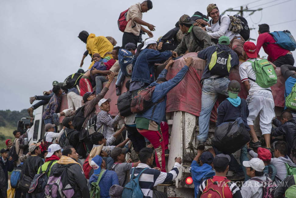 $!“No somos asesinos”: migrantes en caravana responden a Trump