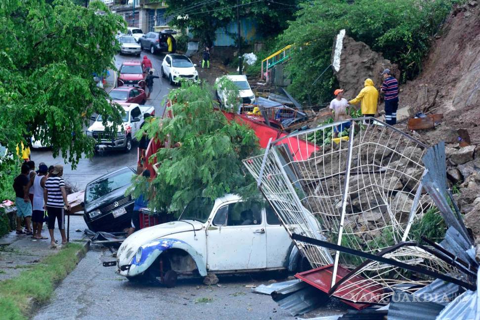 $!Protección civil pidió a los habitantes desalojar la Unidad Habitacional Infonavit Alta Progreso de Acapulco, para evitar un desastre mayor.