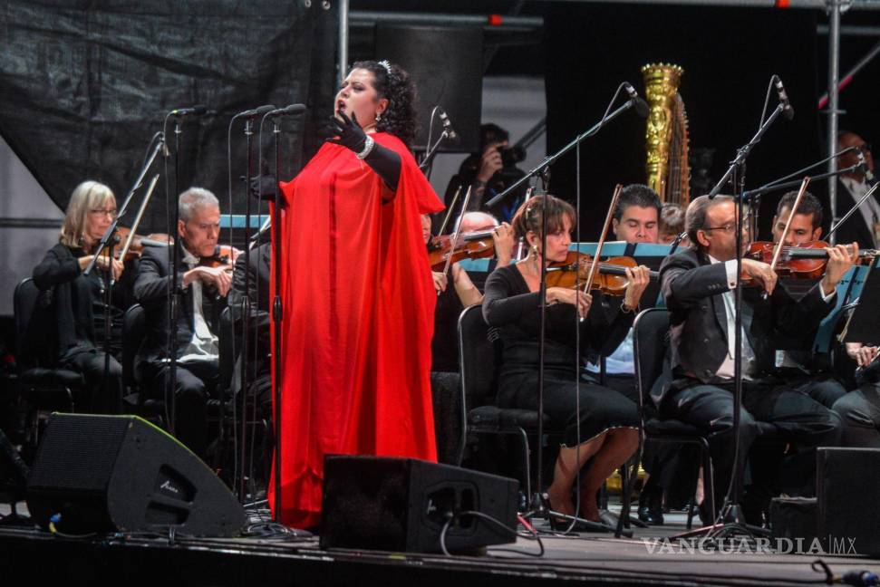 $!La soprano mexicana María Katzarava y la Orquesta Filarmónica de la Ciudad de México en la inauguración de la 50 edición del Festival Internacional Cervantino.