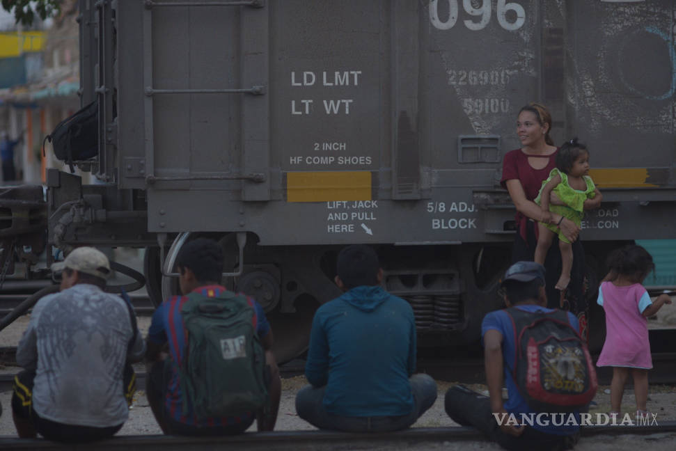 $!Madres migrantes pasan su día entre angustia y zozobra