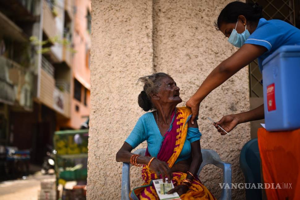 $!Una anciana recibe en la ciudad de Chennai una dosis de vacuna contra el covid-19 durante la cuarta tanda de vacunaciones vasivas en el estado indio de Tamil Nadu. EFE/Idrees Mohammed