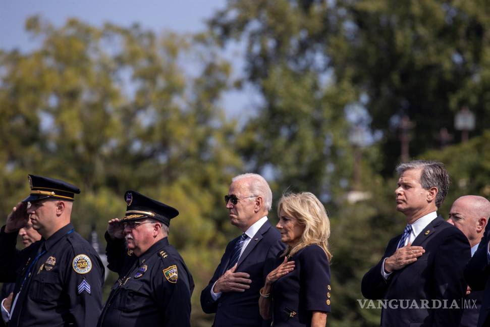 $!El presidente de los Estados Unidos, Joe Biden, y la primera dama Jill Biden honraron a los funcionarios encargados de hacer cumplir la ley que perdieron sus vidas en el cumplimiento del deber en 2019 y 2020. EFE/EPA/Tasos Katopodis