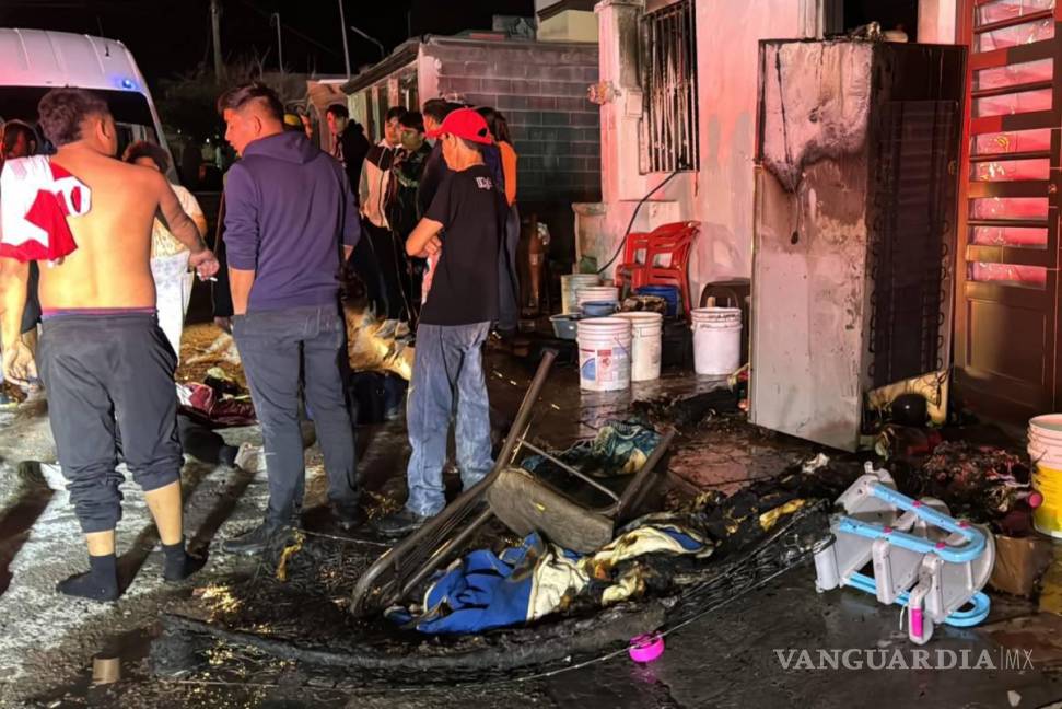 $!Vecinos de la colonia Lomas del Bosque rescatan a joven de 18 años en llamas dentro de su casa.