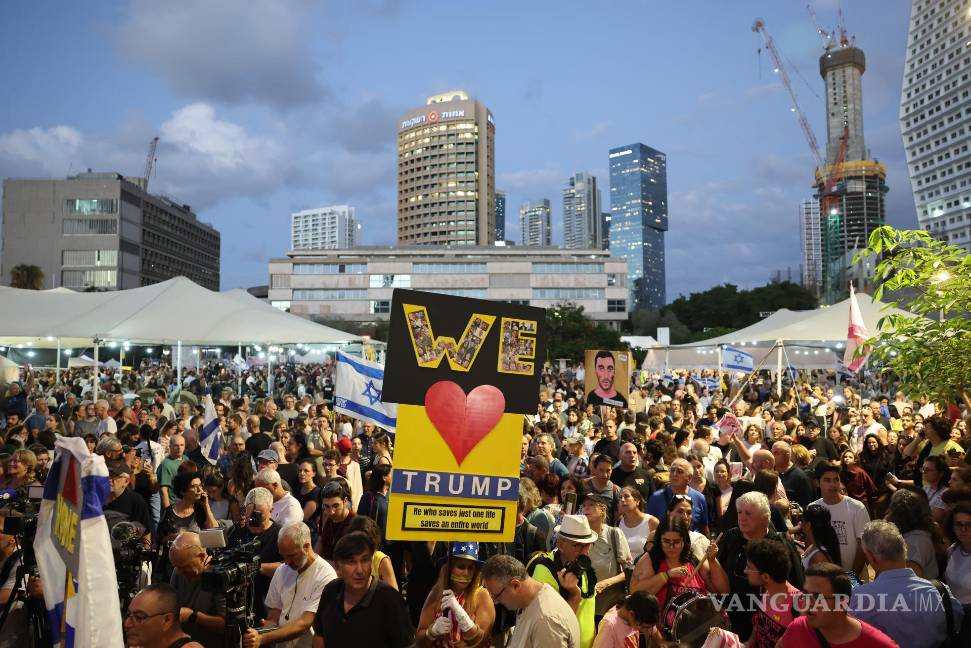 $!Personas celebran tras el anuncio de un acuerdo de paz entre Hamás e Israel en la Plaza de los Rehenes de Tel Aviv, Israel.