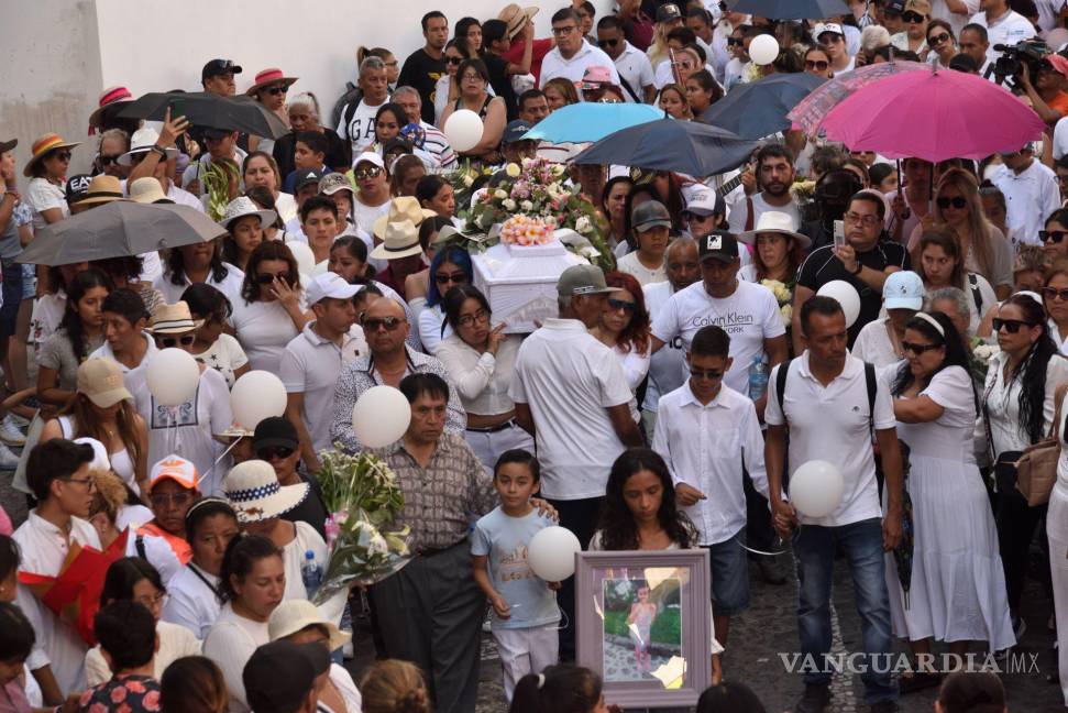 $!TAXCO, GUERRRERO, 29MARZO2024.- Familiares y pobladores de Taxco, Guerrero, se dieron cita para dar el último adiós a la “Princesa Camila”, menor de ocho años asesinada en días pasados en la localidad por dos presuntos secuestradores. El caso ocasionó que pobladores lincharan a los detenidos, lo que ocasionó el fallecimiento de una mujer debido a los golpes. FOTO: CUARTOSCURO.COM