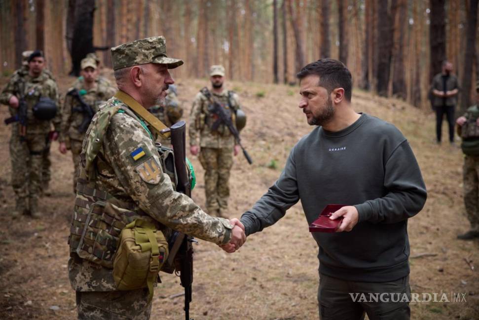 $!El presidente Volodímir Zelenski (d) recompensa a militares ucranianos durante su visita a posiciones militares en la línea del frente entre Lyman y Kupiansk.