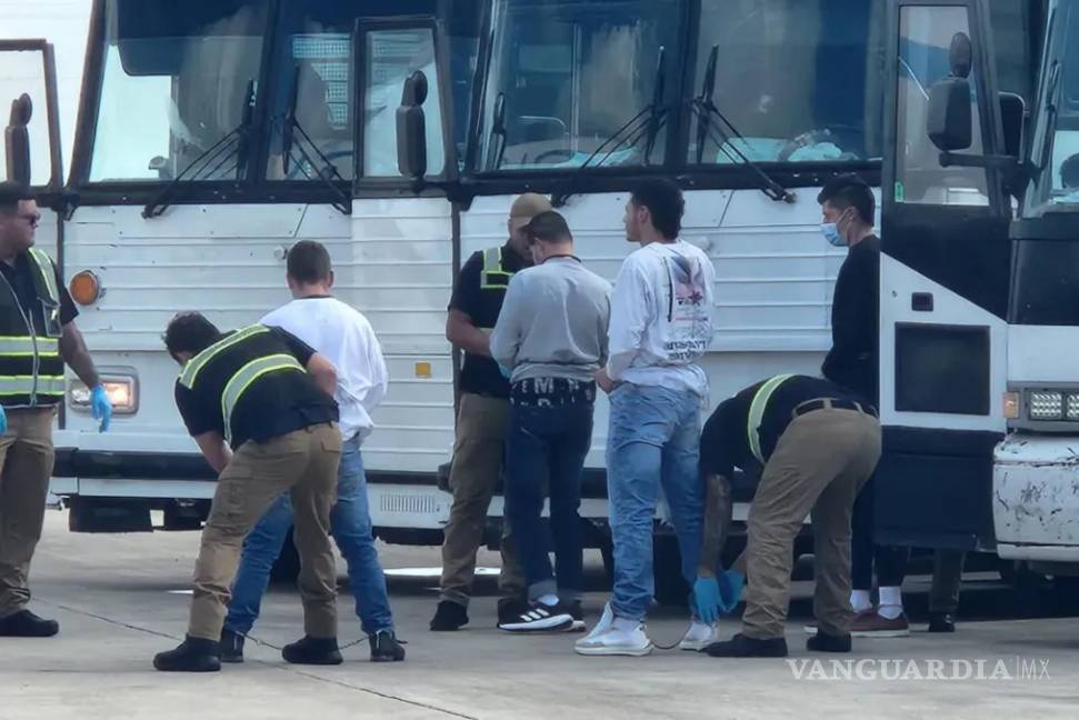 $!Oficiales de migración requisan a migrantes antes de su deportación en el Aeropuerto de Harlingen, Texas.