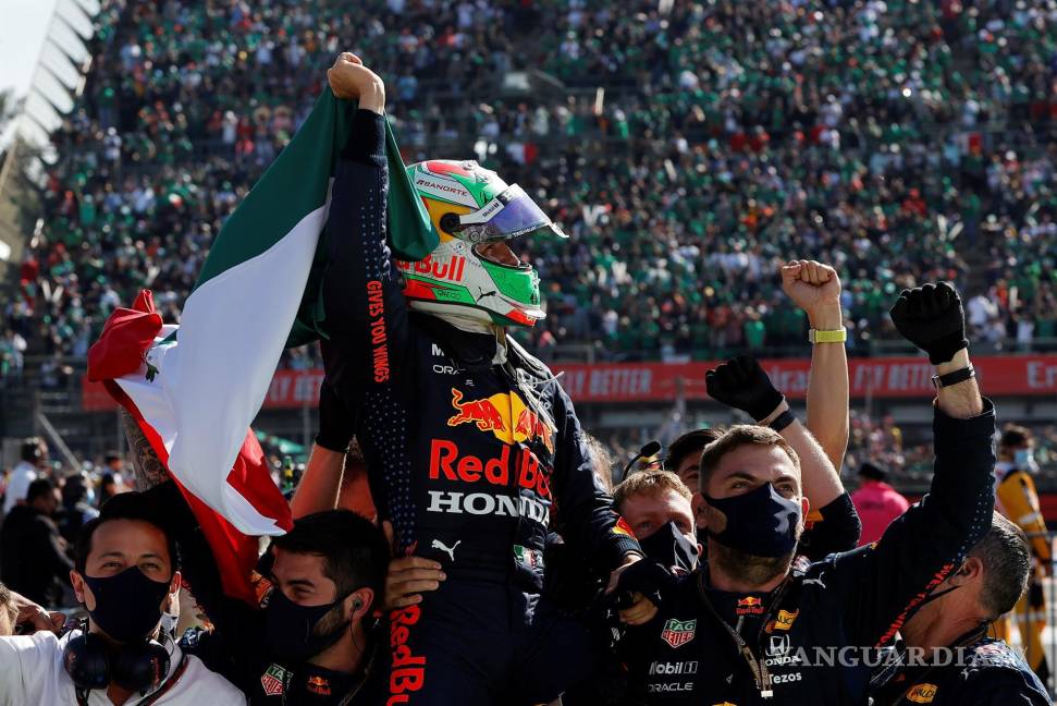$!El mexicano Sergio Pérez de Red Bull celebra al ganar el segundo lugar en el Gran Premio de Fórmula Uno de México que se realiza en el Autódromo Hermanos Rodríguez en Ciudad de México. EFE/José Méndez