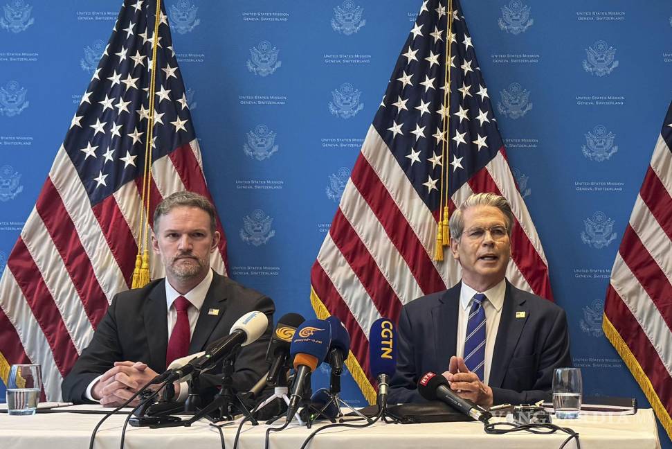 $!El secretario del Tesoro de Estados Unidos, Scott Bessent (d), y el representante de Comercio, Jamieson Greer, anuncian la reducción de aranceles a China en Ginebra.