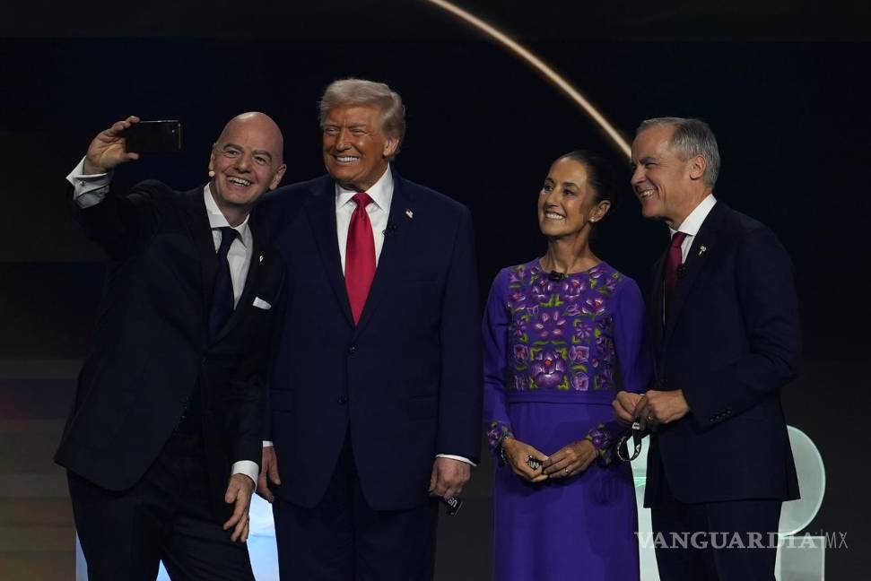 ‘Estamos orgullosos’... Sheinbaum se toma selfie junto a Trump y Carney en el Sorteo del Mundial FIFA 2026
