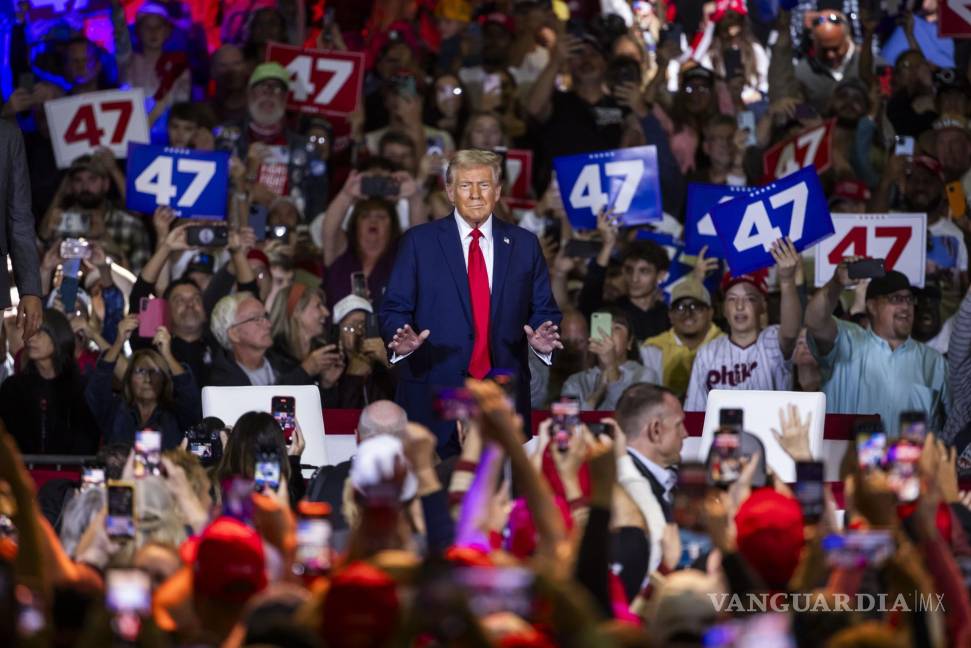 $!El expresidente estadounidense Donald Trump llega a un evento de campaña en el ayuntamiento de Lancaster, Pensilvania.