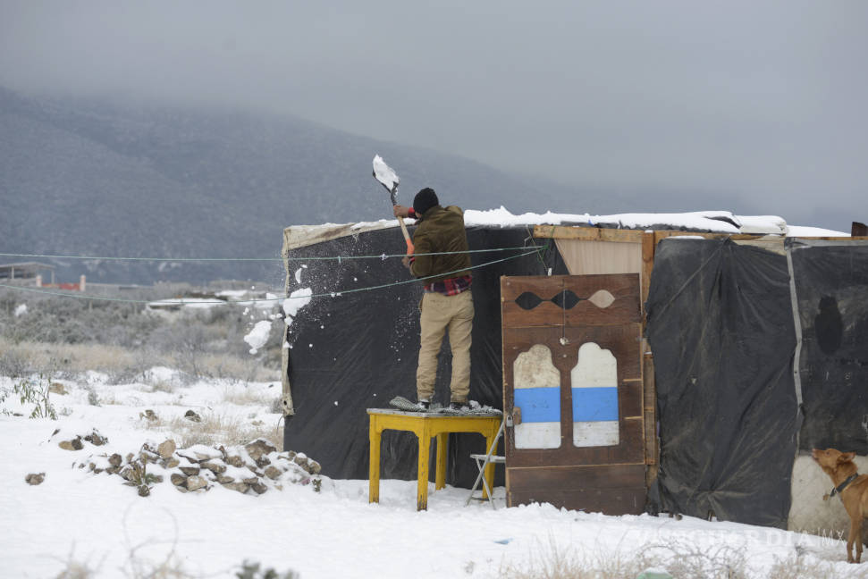 $!Aumenta con nevada calor humano en sector de tejabanes en Saltillo